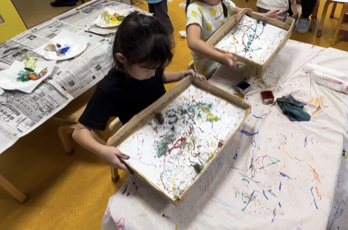 押し絵 子供の遊び 拾ってきたどんぐりで、絵の具遊び - 千代田せいが保育園は千代田区